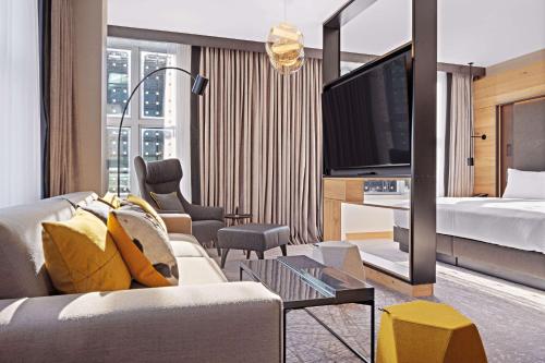 Suite Executive - Cama extragrande del hotel Hilton Munich Airport. Foto 2