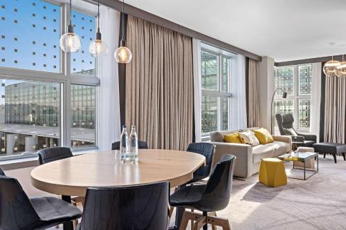 Suite Presidencial de 1 dormitorio con cama extragrande del hotel Hilton Munich Airport. Foto 7