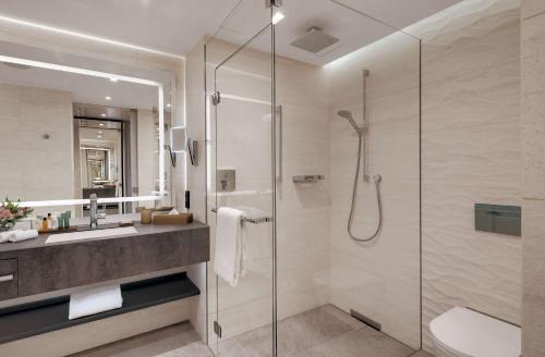 Habitación Deluxe con cama extragrande del hotel Hilton Munich Airport. Foto 4