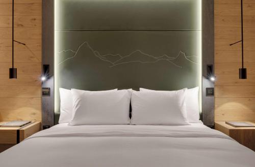 Habitación Deluxe con cama extragrande del hotel Hilton Munich Airport. Foto 5