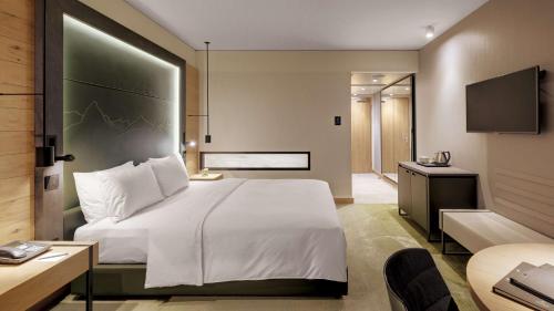 Habitación Deluxe con cama extragrande del hotel Hilton Munich Airport. Foto 8