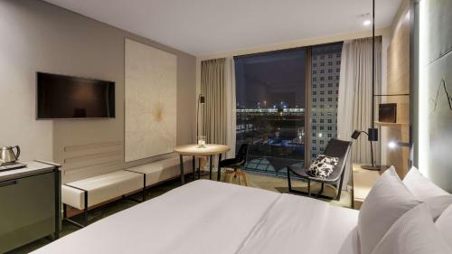 Habitación Deluxe con cama extragrande del hotel Hilton Munich Airport. Foto 9