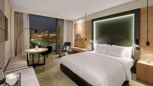 Habitación Deluxe con cama extragrande del hotel Hilton Munich Airport. Foto 11
