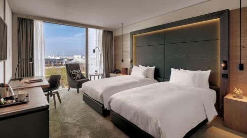 Habitación Doble Deluxe - 2 camas del hotel Hilton Munich Airport. Foto 4