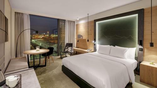 Habitación Executive con cama extragrande del hotel Hilton Munich Airport. Foto 4