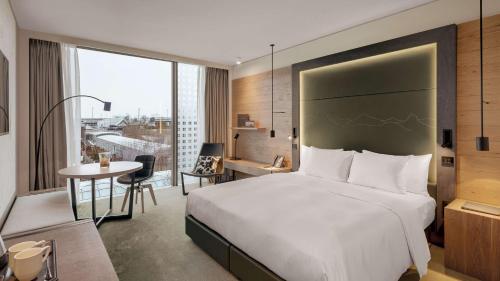 Habitación Executive con cama extragrande del hotel Hilton Munich Airport. Foto 6