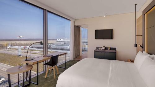 Habitación Executive con cama extragrande y vistas a la pista del aeropuerto del hotel Hilton Munich Airport. Foto 1