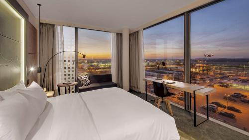 Habitación Executive con cama extragrande y vistas a la pista del aeropuerto del hotel Hilton Munich Airport. Foto 2