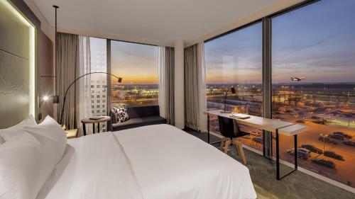 Habitación Executive con cama extragrande y vistas a la pista del aeropuerto del hotel Hilton Munich Airport. Foto 3