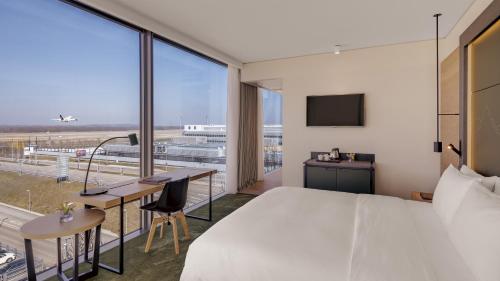 Habitación Executive con cama extragrande y vistas a la pista del aeropuerto del hotel Hilton Munich Airport. Foto 4