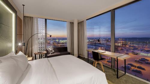Habitación Executive con cama extragrande y vistas a la pista del aeropuerto del hotel Hilton Munich Airport. Foto 5