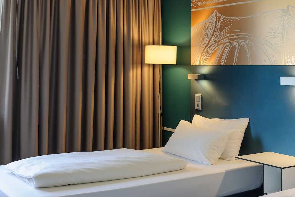 Habitación estándar con dos camas individuales, ubicación tranquila junto al parque del hotel Congress Mercure Nürnberg An Der Messe. Foto 1