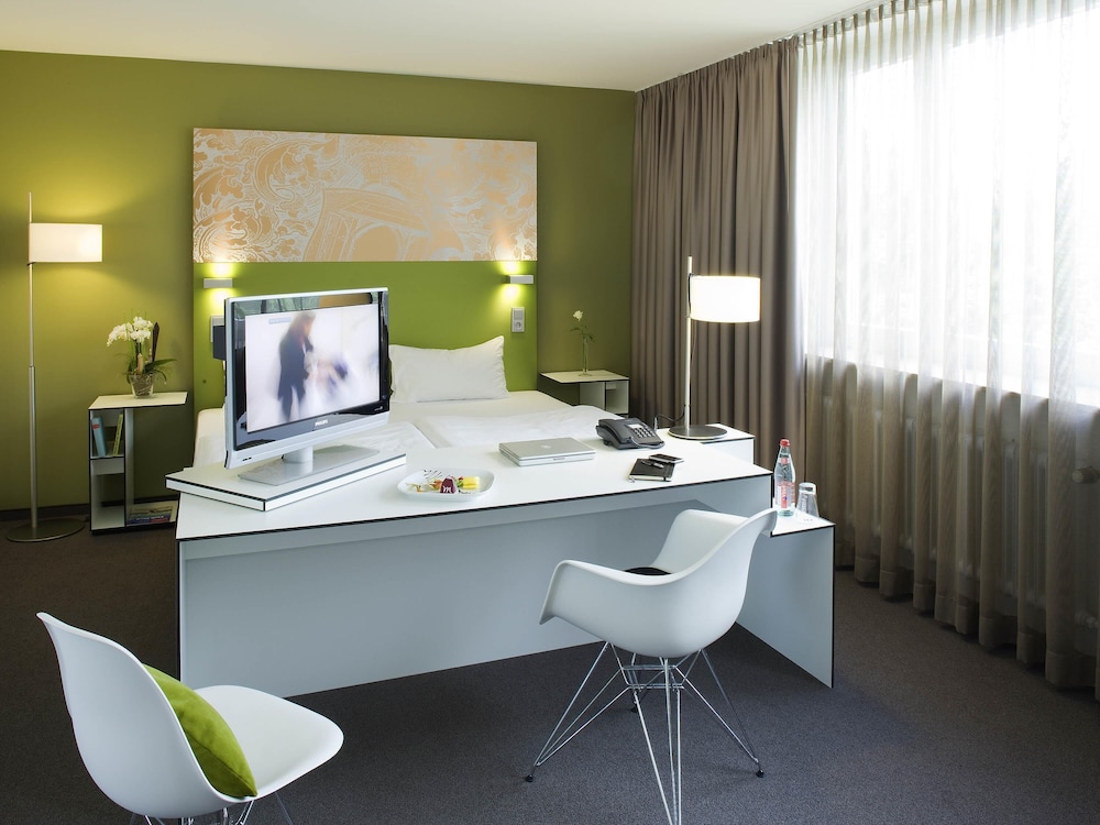 Habitación Privilege con cama doble y sofá, habitación más amplia del hotel Congress Mercure Nürnberg An Der Messe
