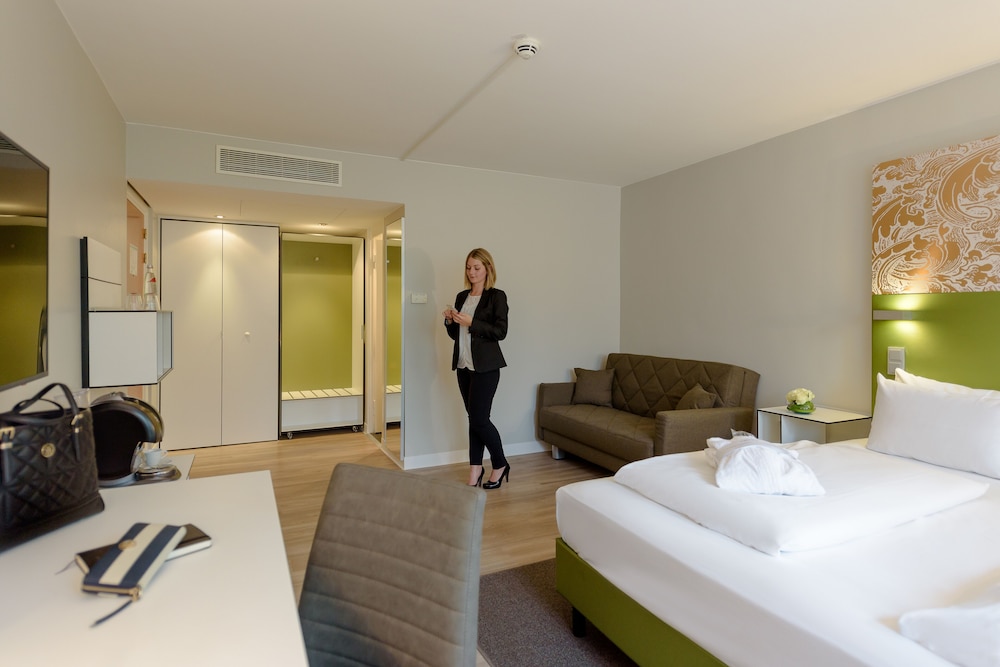 Habitación Privilege con cama doble y sofá, habitación más amplia del hotel Congress Mercure Nürnberg An Der Messe. Foto 1