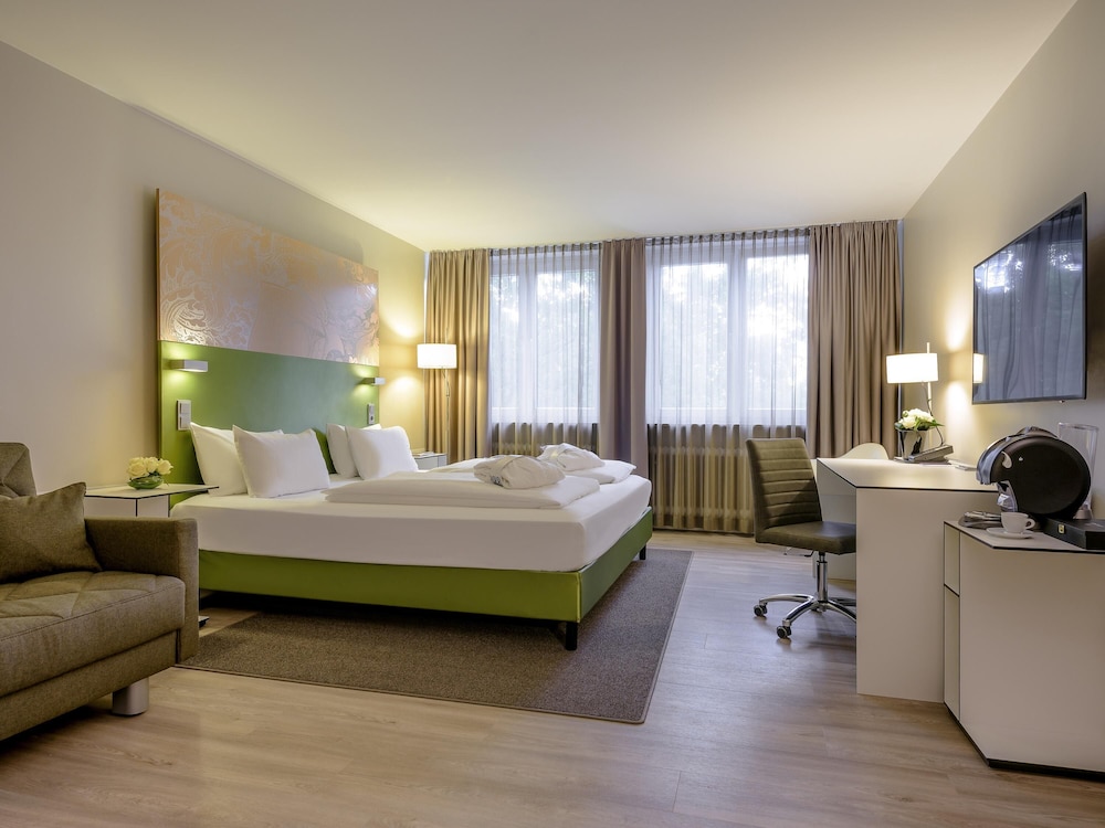 Habitación Privilege con cama doble y sofá, habitación más amplia del hotel Congress Mercure Nürnberg An Der Messe. Foto 3