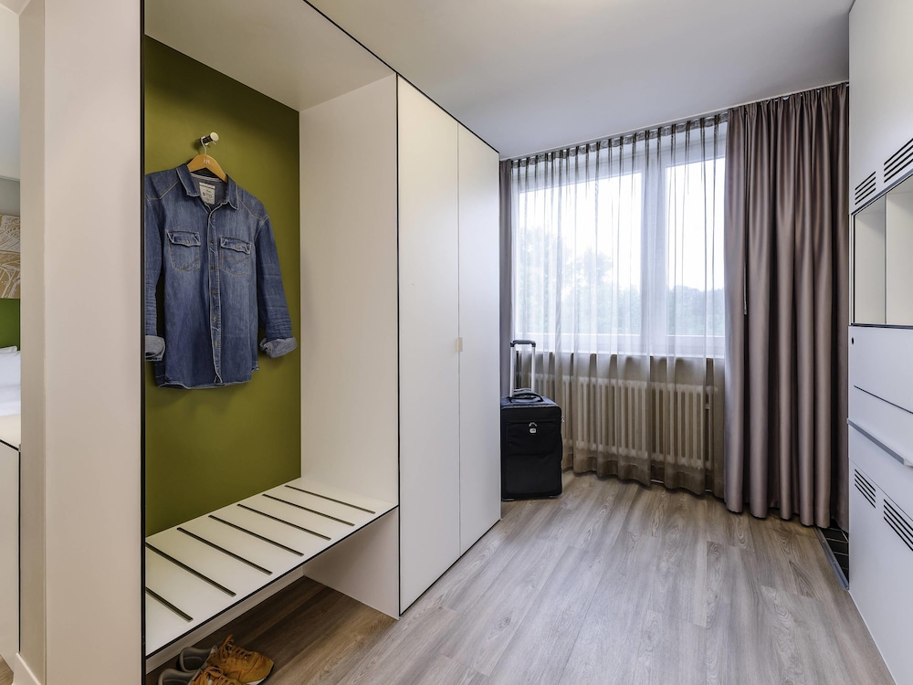 Junior Suite con cama doble y zona de estar separada del hotel Congress Mercure Nürnberg An Der Messe