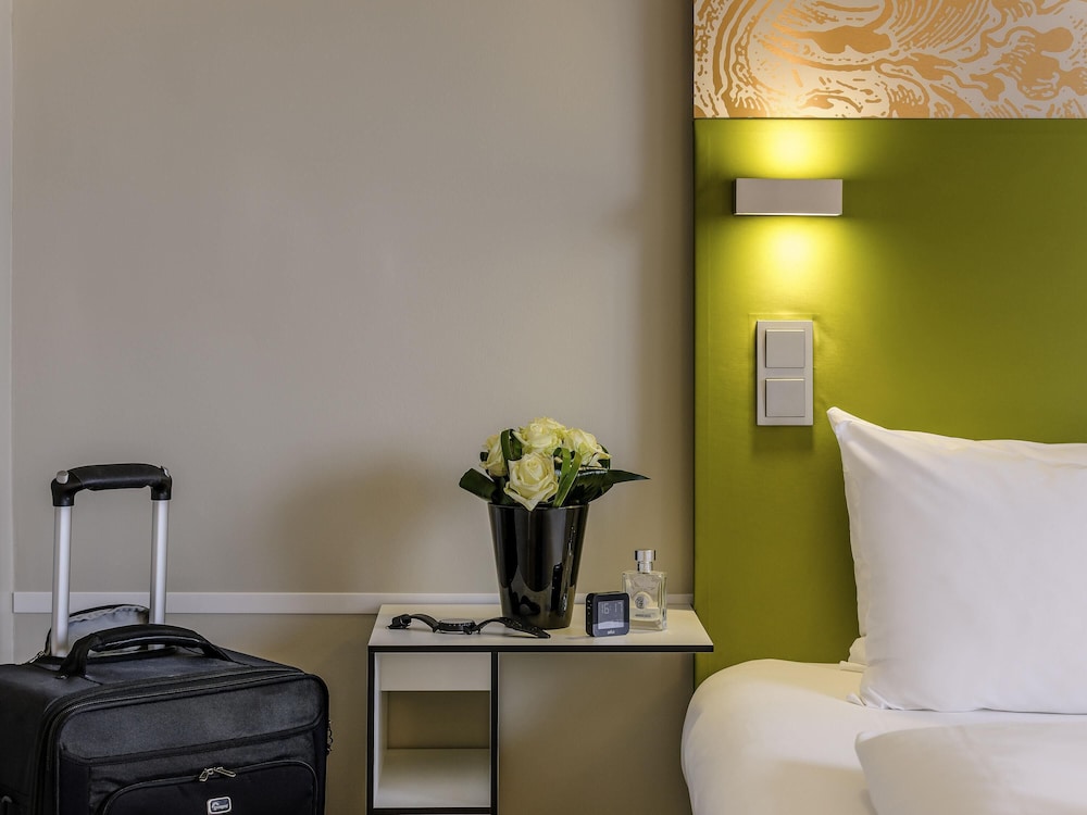 Junior Suite con cama doble y zona de estar separada del hotel Congress Mercure Nürnberg An Der Messe. Foto 3