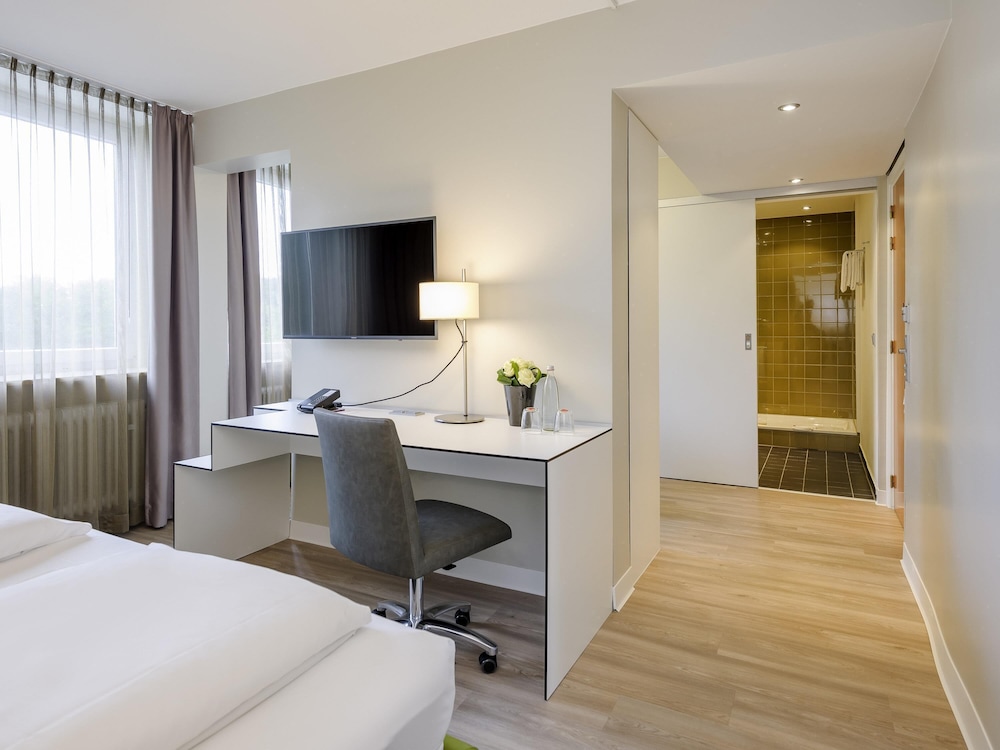 Junior Suite con cama doble y zona de estar separada del hotel Congress Mercure Nürnberg An Der Messe. Foto 5