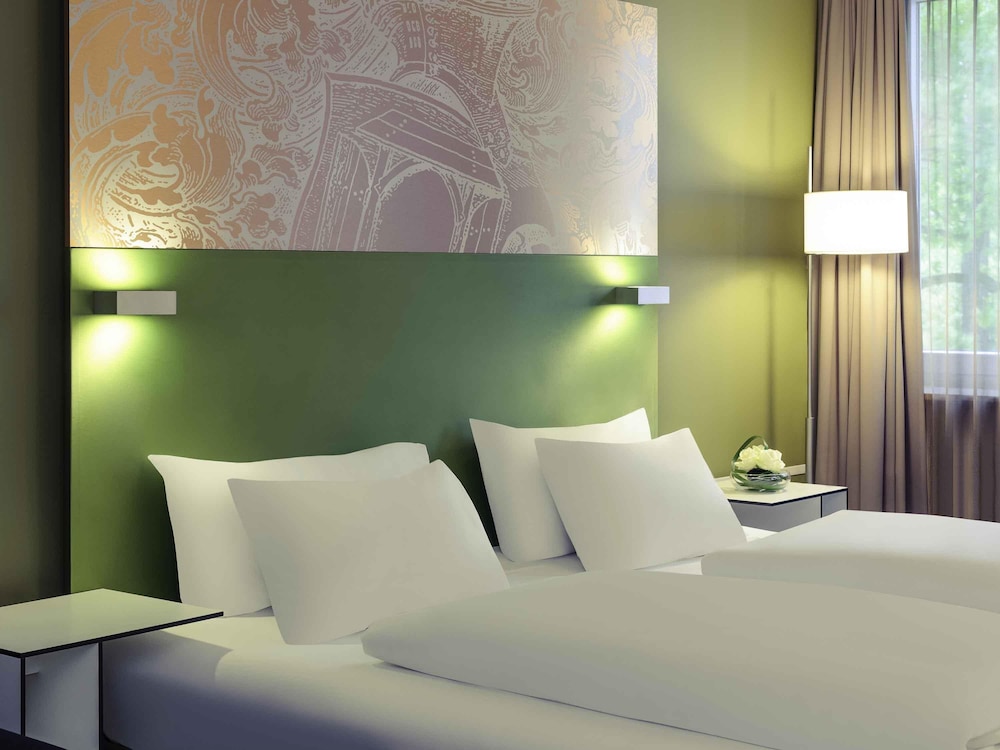 Habitación Privilege con cama doble y sofá, habitación más amplia del hotel Congress Mercure Nürnberg An Der Messe. Foto 8