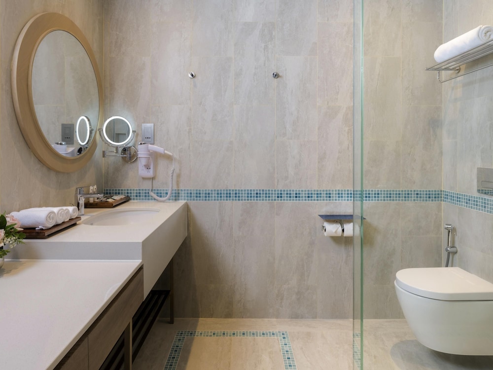 Habitación Deluxe con 2 Camas Individuales Vistas al Mar Ala Playa del hotel Mercure Samui Chaweng Tana. Foto 3