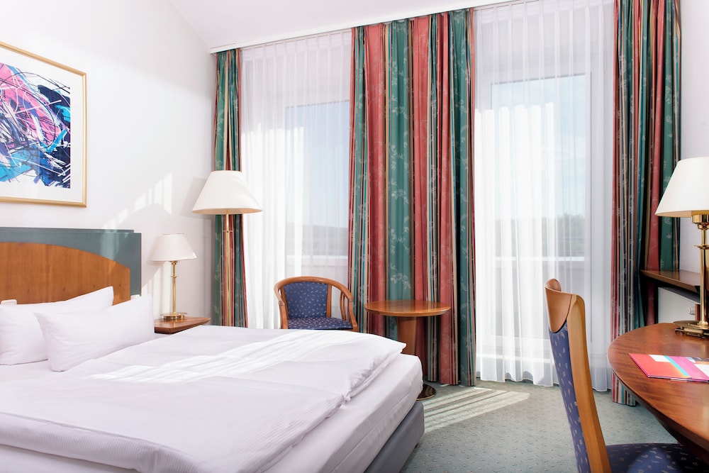 Habitación estándar con cama queen - size de 160 x 200 cm y balcón del hotel Congress Hotel Weimar by Mercure .