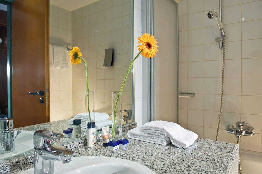 Habitación familiar con cama doble y sofá del hotel Congress Hotel Weimar by Mercure .. Foto 3