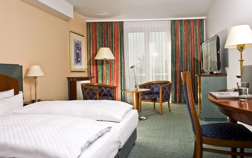 Habitación superior con cama doble de 180 x 200 cm y aire acondicionado del hotel Congress Hotel Weimar by Mercure .