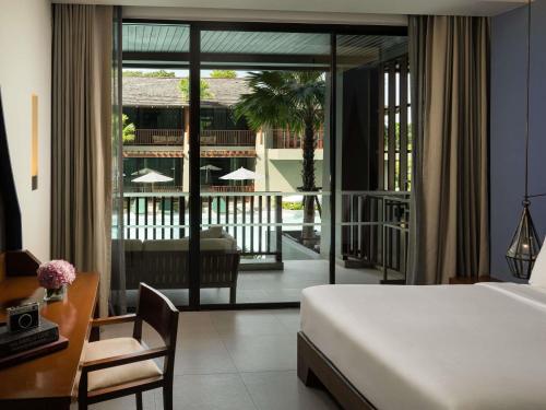 Habitación Doble Deluxe con cama grande con acceso a la piscina del hotel Avista Hideaway Phuket Patong - Mgallery