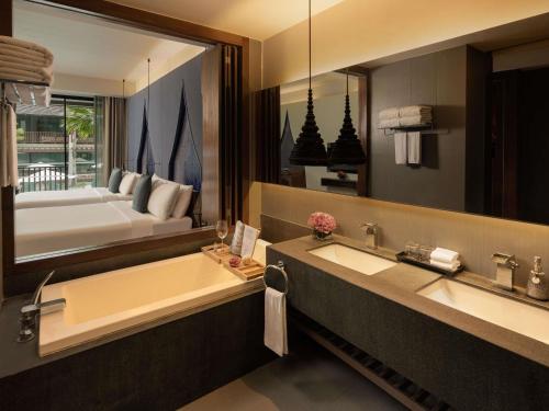 Habitación Doble Deluxe con cama grande con acceso a la piscina del hotel Avista Hideaway Phuket Patong - Mgallery. Foto 4