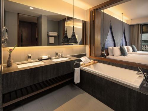 Deluxe Family Room with One King and One Queen Bed del hotel Avista Hideaway Phuket Patong - Mgallery. Foto 2