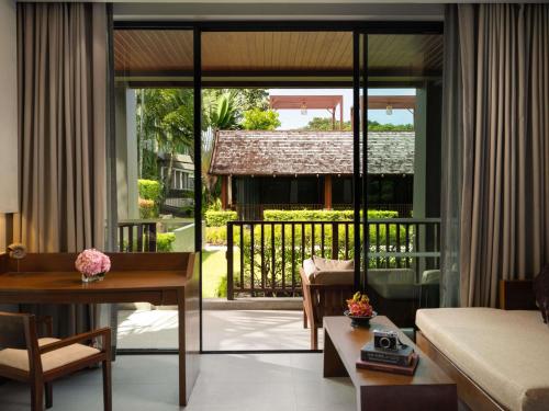 Habitación Deluxe con cama extragrande, sofá cama y vistas al jardín del hotel Avista Hideaway Phuket Patong - Mgallery