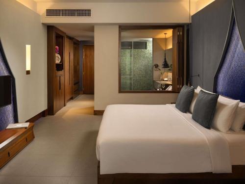 Habitación Deluxe con cama extragrande, sofá cama y vistas al jardín del hotel Avista Hideaway Phuket Patong - Mgallery. Foto 3
