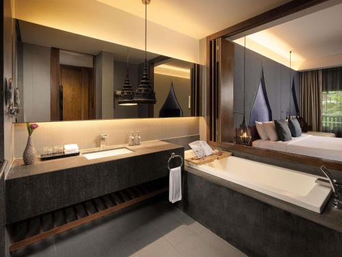 Habitación Deluxe con cama extragrande, sofá cama y vistas al jardín del hotel Avista Hideaway Phuket Patong - Mgallery. Foto 5