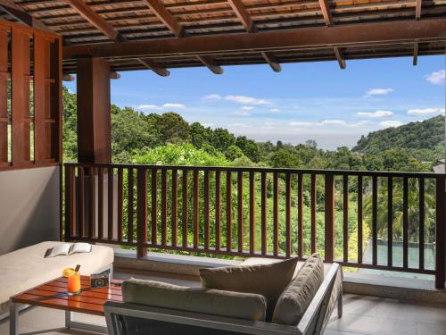 Habitación Doble Premier con cama grande y vistas al océano del hotel Avista Hideaway Phuket Patong - Mgallery