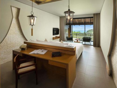 Habitación Doble Premier con cama grande y vistas al océano del hotel Avista Hideaway Phuket Patong - Mgallery. Foto 1