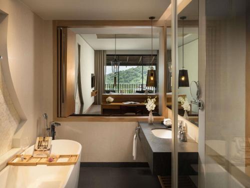 Habitación Doble Premier con cama grande y vistas al océano del hotel Avista Hideaway Phuket Patong - Mgallery. Foto 2