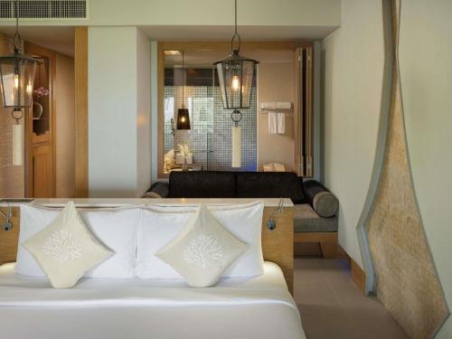 Habitación Doble Premier con cama grande y vistas al océano del hotel Avista Hideaway Phuket Patong - Mgallery. Foto 3