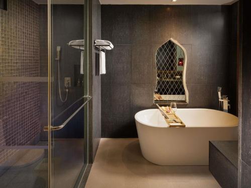 Habitación Doble Premier con cama grande y vistas al océano del hotel Avista Hideaway Phuket Patong - Mgallery. Foto 4