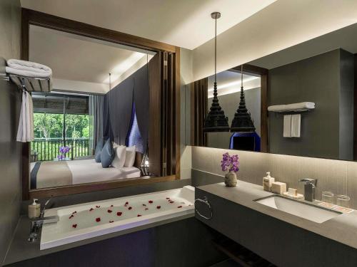Habitación Deluxe con acceso a la piscina - 1 cama extragrande y sofá cama del hotel Avista Hideaway Phuket Patong - Mgallery. Foto 6