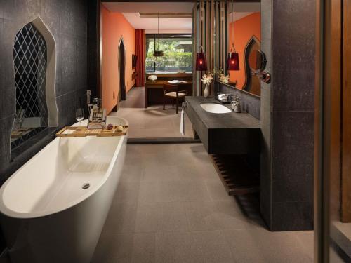 Premier King Room with Pool Access and Spa Bath del hotel Avista Hideaway Phuket Patong - Mgallery