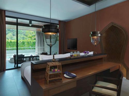 Premier King Room with Pool Access and Spa Bath del hotel Avista Hideaway Phuket Patong - Mgallery. Foto 1