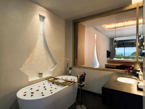 Habitación Doble Premier con cama extragrande del hotel Avista Hideaway Phuket Patong - Mgallery. Foto 5