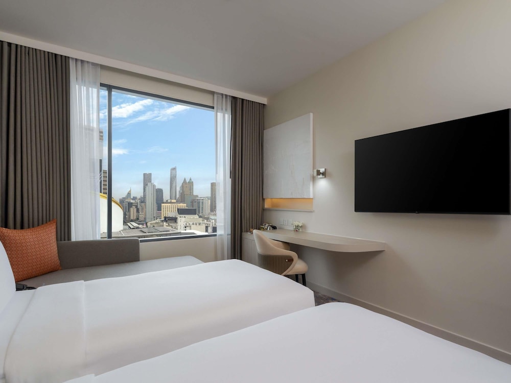 Habitación Deluxe con 2 camas individuales, planta alta del hotel Mercure Bangkok Siam. Foto 1