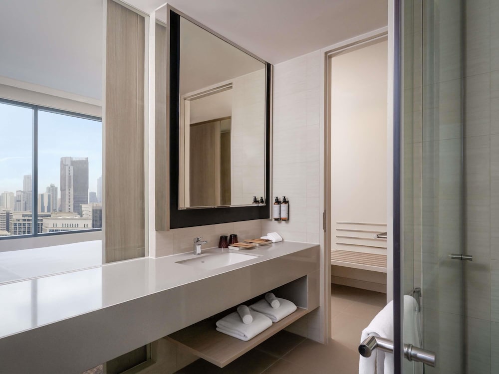 Suite Deluxe con 1 cama Queen del hotel Mercure Bangkok Siam. Foto 4