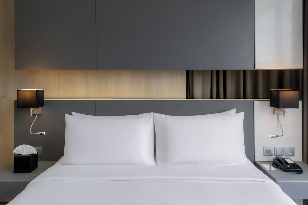 Suite Deluxe con 1 cama Queen del hotel Mercure Bangkok Siam. Foto 2