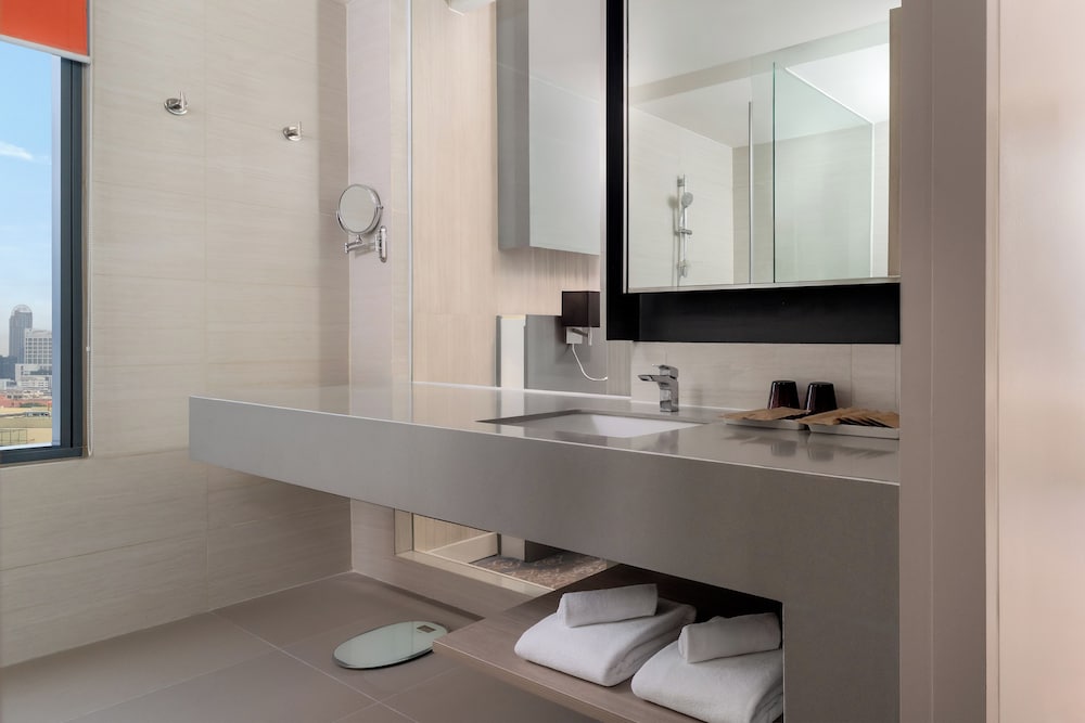 Suite Deluxe con 1 cama Queen del hotel Mercure Bangkok Siam. Foto 4