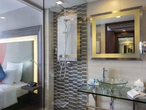 Habitación Estándar - Cama extragrande del hotel Novotel Bangkok Impact. Foto 5