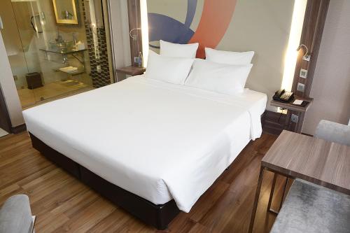 Habitación Estándar - Cama extragrande del hotel Novotel Bangkok Impact. Foto 13