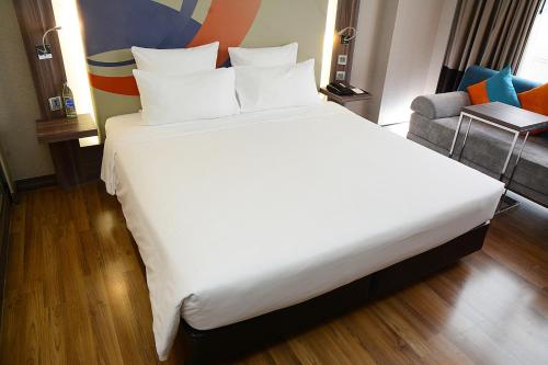 Habitación Estándar - Cama extragrande del hotel Novotel Bangkok Impact. Foto 14