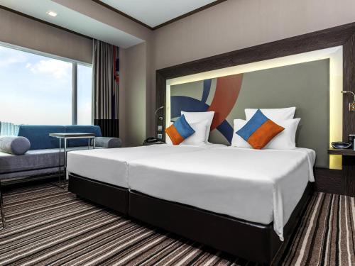 Habitación Executive con cama extragrande del hotel Novotel Bangkok Impact. Foto 6